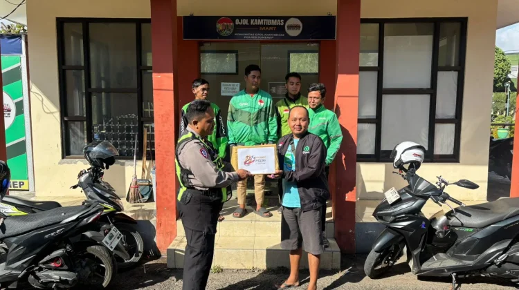 HUT Bhayangkara ke 80, Ojol Terima Bansos dari Satlantas Sumenep