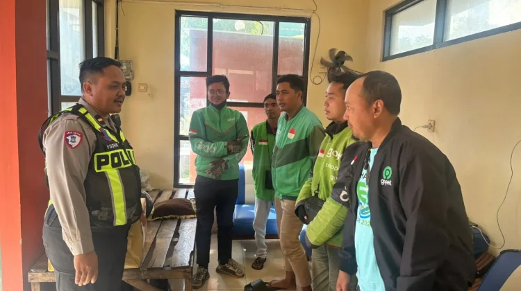 HUT Bhayangkara ke 80, Ojol Terima Bansos dari Satlantas Sumenep