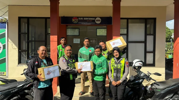 HUT Bhayangkara ke 80, Ojol Terima Bansos dari Satlantas Sumenep