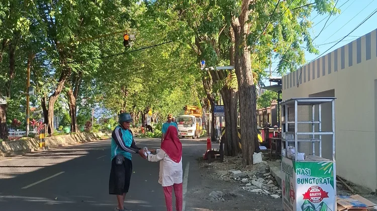 Kitab Berbagi Sosial Sumenep Tebar Kasi Melalui Nasi Bungkus Gratis
