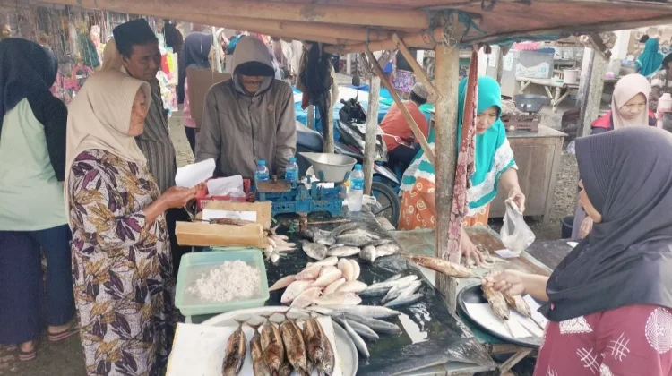 Cuaca Dingin Picu Kelangkaan Ikan Tongkol Bakar di Pasar Jangara Sumenep