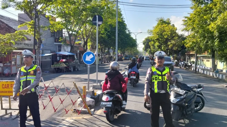 Halo RRI: Truk Pasir Terguling, Lalin Dialihkan