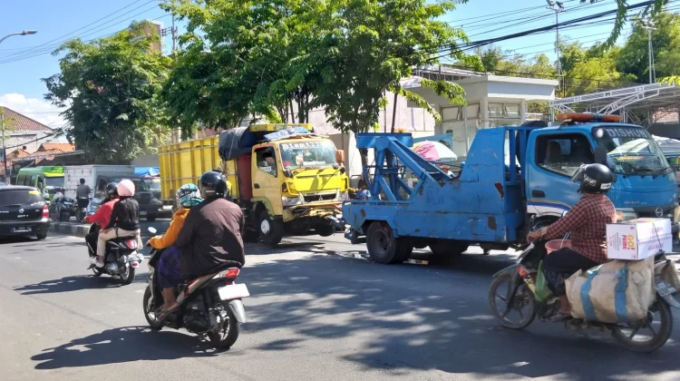 Halo RRI: Truk Pasir Terguling, Lalin Dialihkan