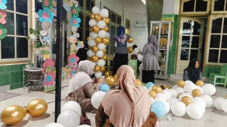 Guru PAUD Suryalaya Gotong Royong Sambut Murid Baru
