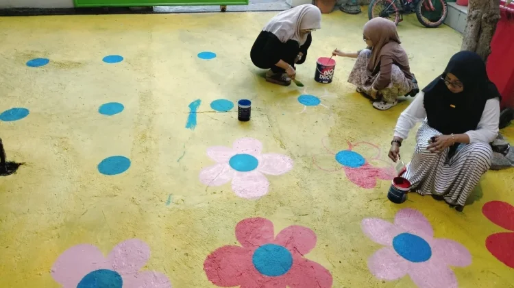 Guru PAUD Suryalaya Gotong Royong Sambut Murid Baru