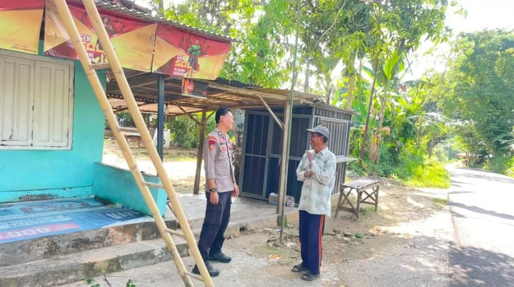 Anggota Polsek Batuputih Pantau Tanaman Mangga Warga