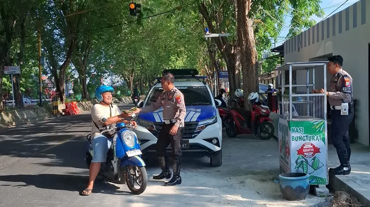 Kita Berbagi Sosial Sumenep Bagikan Ratuaan Nasi Bungkus Tujuan Akhirat