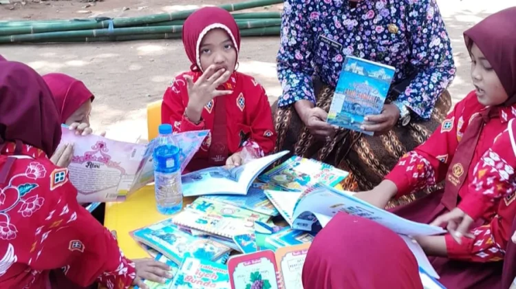 Siswa-Siswi SDN Tamansare 1 Dungkek Antusias Sambut Perpusling Sumenep
