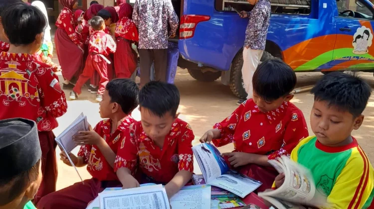 Siswa-Siswi SDN Tamansare 1 Dungkek Antusias Sambut Perpusling Sumenep