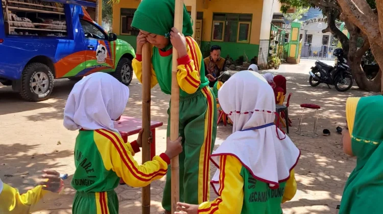 Siswa-Siswi SDN Tamansare 1 Dungkek Antusias Sambut Perpusling Sumenep