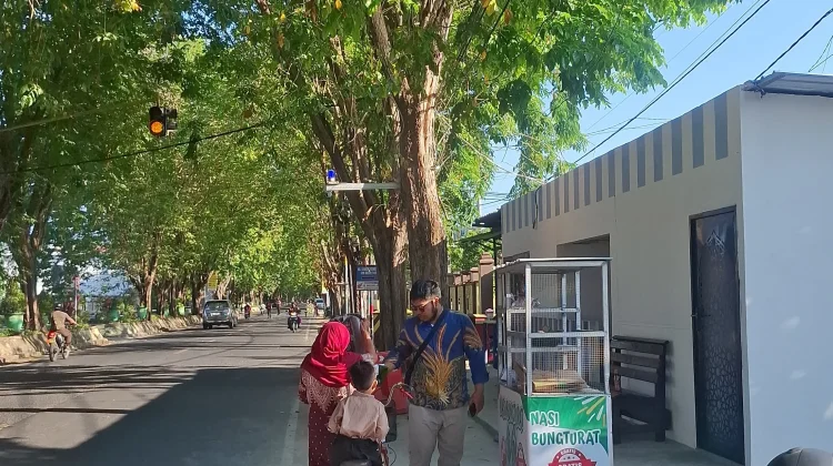 Ratusan Nasi Bungkus Gratis Dibagikan Kita Berbagi Sosial