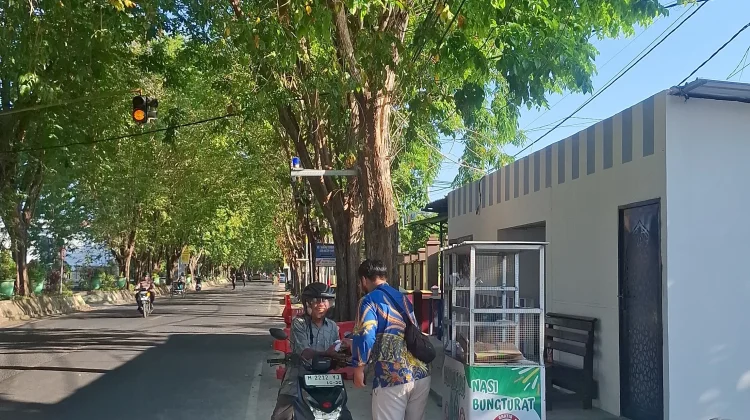 Ratusan Nasi Bungkus Gratis Dibagikan Kita Berbagi Sosial