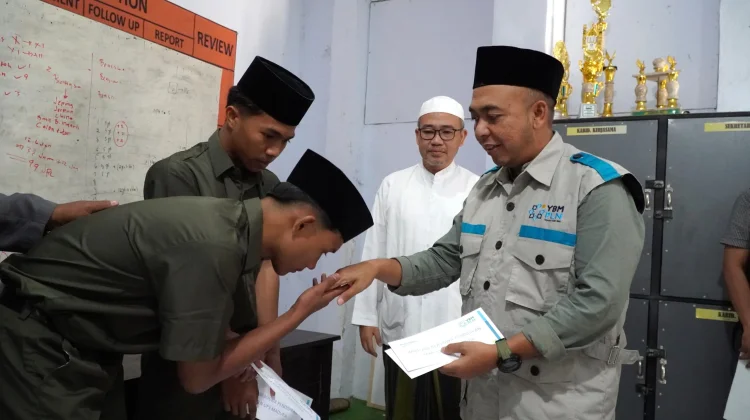 PLN UP3 Madura Sambut Kemerdekaan dengan Menyalurkan Bantuan Pendidikan Santri