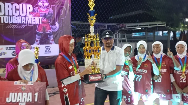 Pemberian Piala Rektor Cup Cabang Olahraga Basket