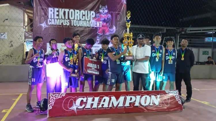 Pemberian Piala Rektor Cup Cabang Olahraga Basket