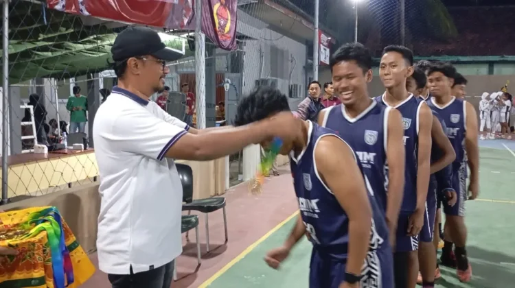Pemberian Piala Rektor Cup Cabang Olahraga Basket