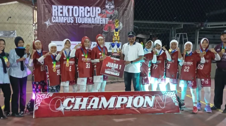 Pemberian Piala Rektor Cup Cabang Olahraga Basket