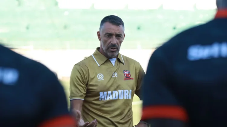 Berita Foto - Pelatih Madura United Ze Gomes Pimpin Langsung Sesi ...