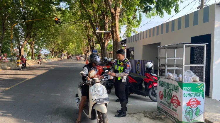 Ratusan Bungkus Nasi Dibagikan Kita Berbagi Sosial Sumenep,