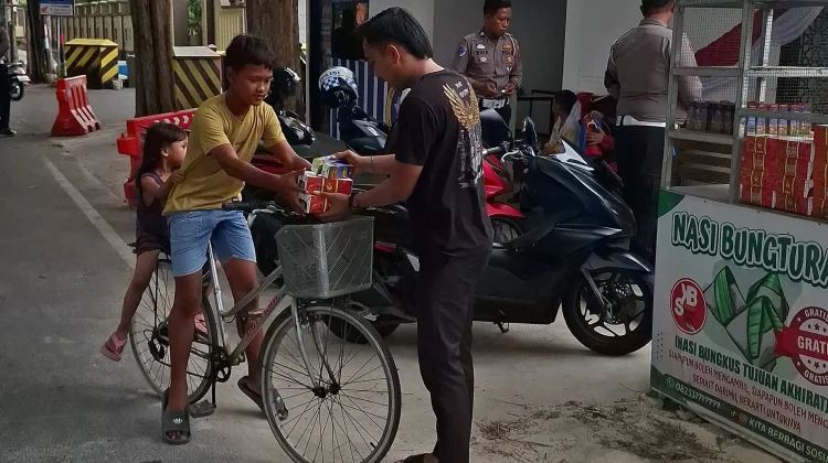 Ratusan Bungkus Nasi Dibagikan Kita Berbagi Sosial Sumenep,