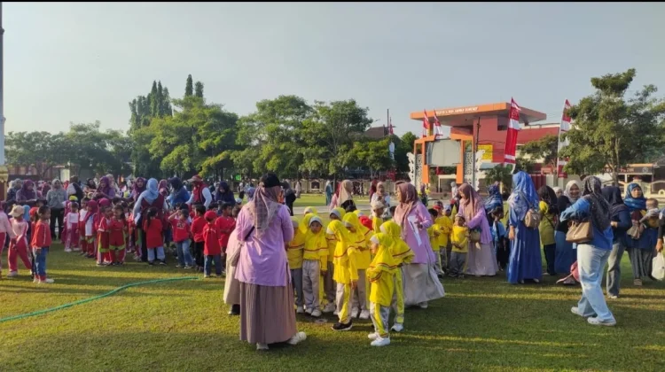 Antusias Wali Murid Antar Anak Latihan Tari Massal"