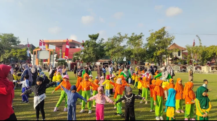 Antusias Wali Murid Antar Anak Latihan Tari Massal"