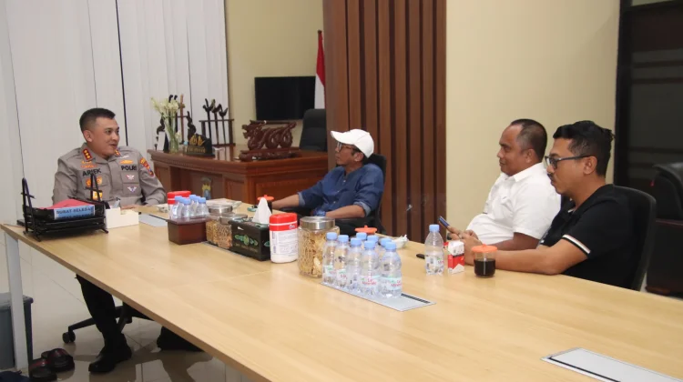 Budayawan Serahkan Keris Kepada Kapolresta Sumenep
