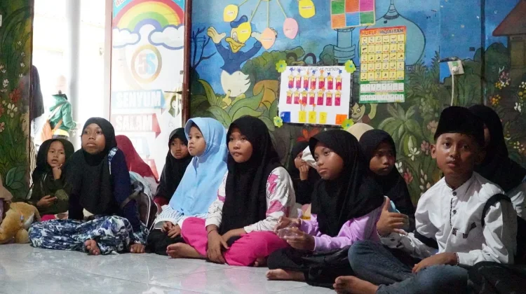 Maknai HUT ke-81 RI, YBM PLN UP3 Madura Bekali 68 Santri dengan Perlengkapan Sekolah