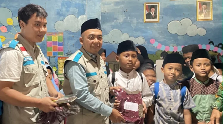 Maknai HUT ke-81 RI, YBM PLN UP3 Madura Bekali 68 Santri dengan Perlengkapan Sekolah