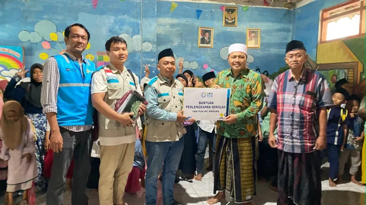 Maknai HUT ke-81 RI, YBM PLN UP3 Madura Bekali 68 Santri dengan Perlengkapan Sekolah