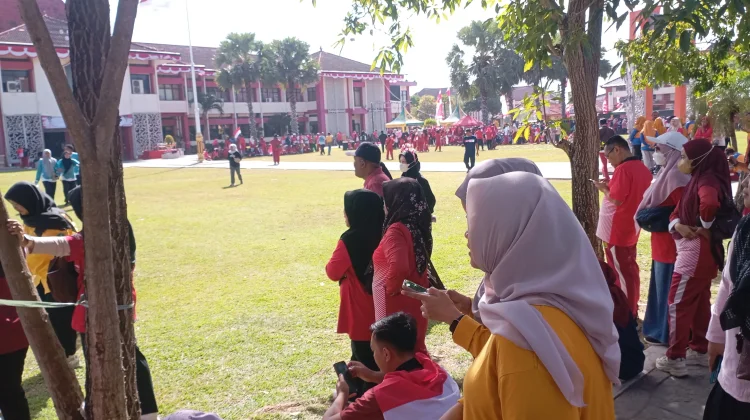 RRI Sumenep Juara 3 lari Sarung Wanita Lomba HUT RI ke 81 Pemkab Sumenep