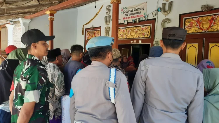 Polisi Evakuasi Korban Tenggelam Giligenting