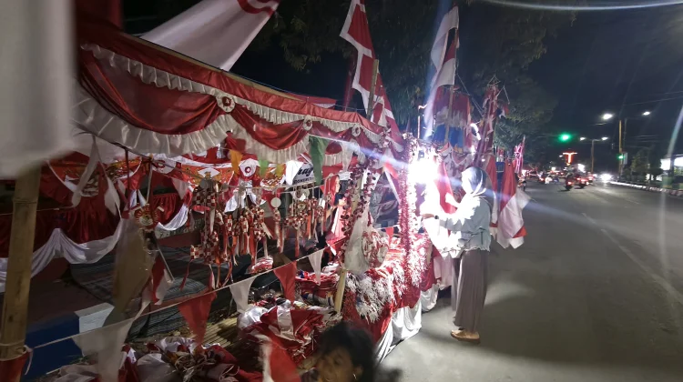 Jalan Trunojoyo Dipenuhi Penjual Ornamen Kemerdekaan