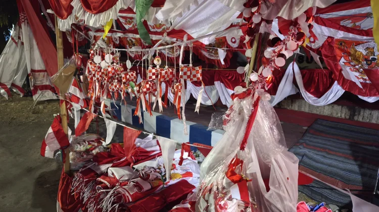 Jalan Trunojoyo Dipenuhi Penjual Ornamen Kemerdekaan