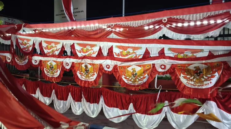 Jalan Trunojoyo Dipenuhi Penjual Ornamen Kemerdekaan