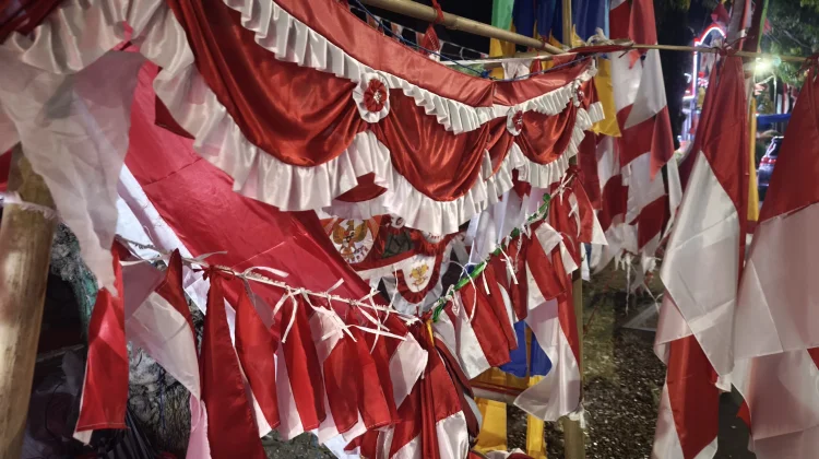 Jalan Trunojoyo Dipenuhi Penjual Ornamen Kemerdekaan
