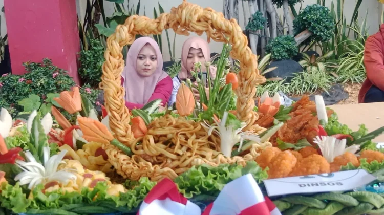 Kreasi Mie Menggoda Selera Warnai Lomba Agustusan