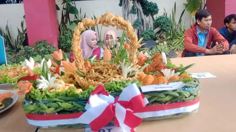 Kreasi Mie Menggoda Selera Warnai Lomba Agustusan