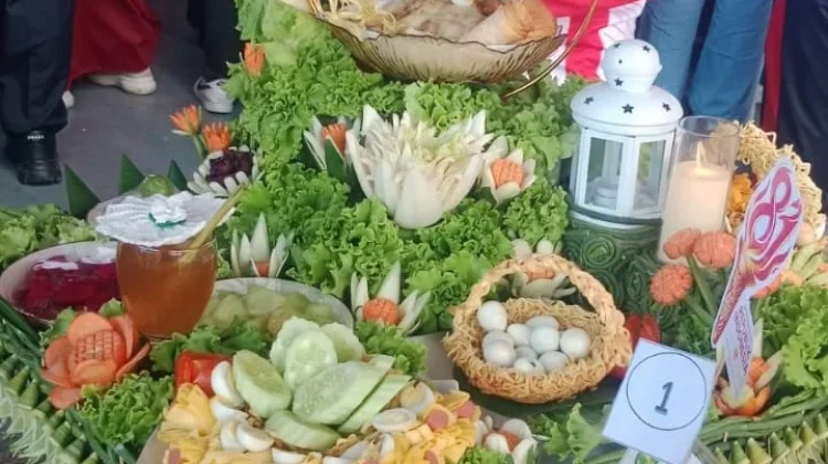 Kreasi Mie Menggoda Selera Warnai Lomba Agustusan