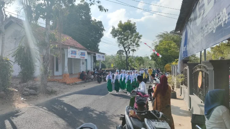 Sebanyak 46 Regu MI Lomba Gerak Jalan HUT RI ke 81 Dikawal Polsek Batuputih