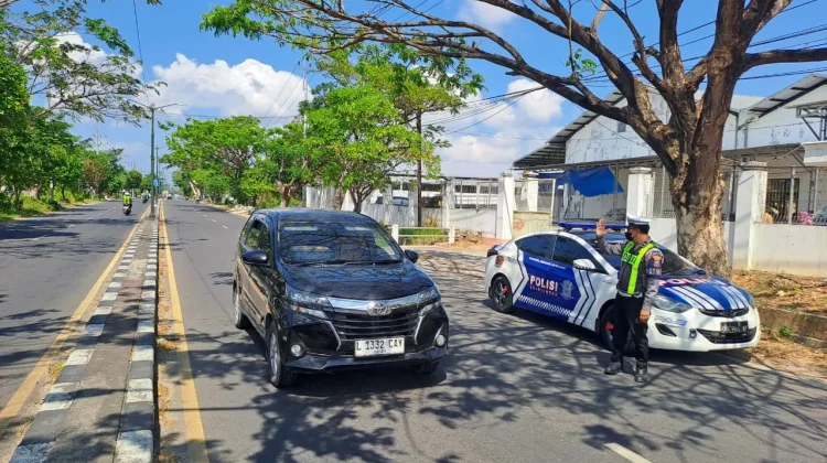 Satlantas Polresta Sumenep Pantau Jalur Sumenep-Pamekasan