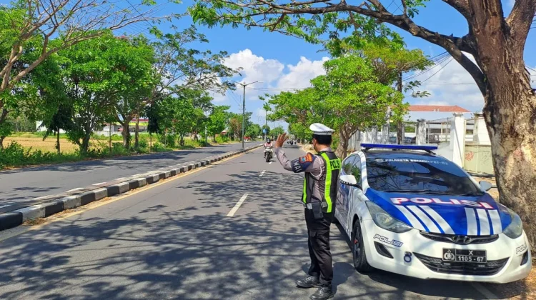 Satlantas Polresta Sumenep Pantau Jalur Sumenep-Pamekasan