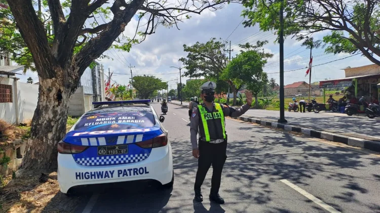 Satlantas Polresta Sumenep Pantau Jalur Sumenep-Pamekasan