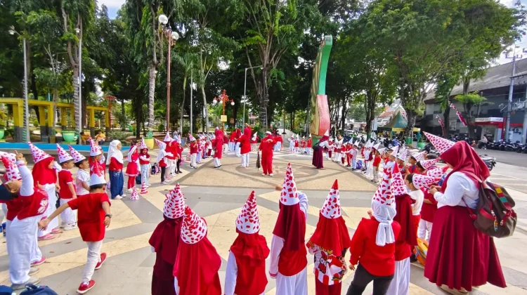 Serunya Permainan Payung, Anak-anak TK Suryalaya Lupakan Lelah usai Tempuh 1,5 Km