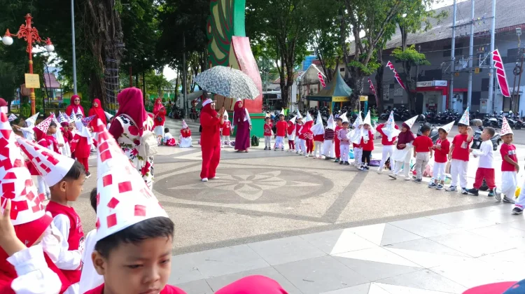 Serunya Permainan Payung, Anak-anak TK Suryalaya Lupakan Lelah usai Tempuh 1,5 Km