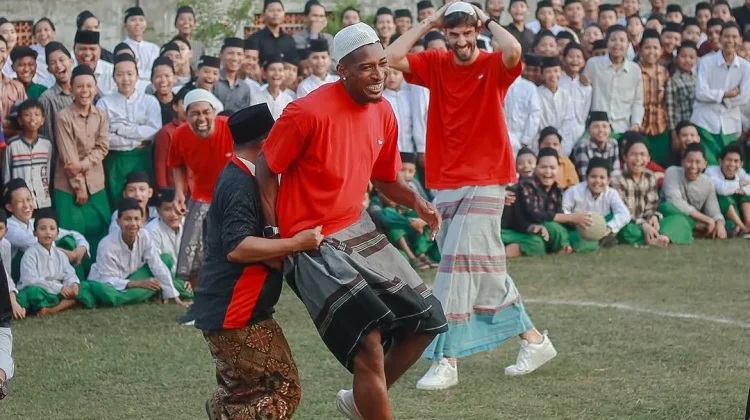 Bermain Bola Bersama Santri di Launching Madura United