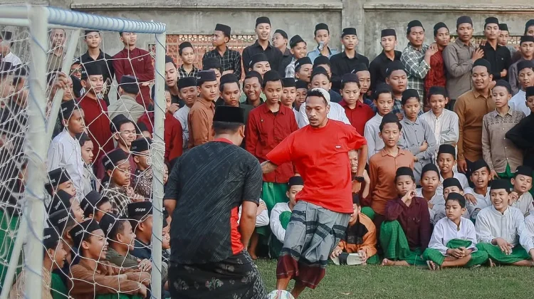 Bermain Bola Bersama Santri di Launching Madura United