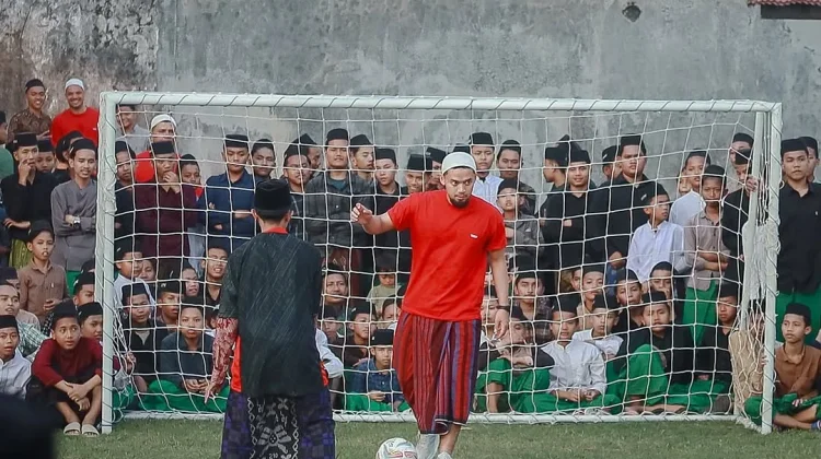 Bermain Bola Bersama Santri di Launching Madura United