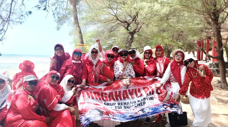 Lansia Grup Renang Kartini TSI Sumenep Semarakkan HUT ke-81 RI
