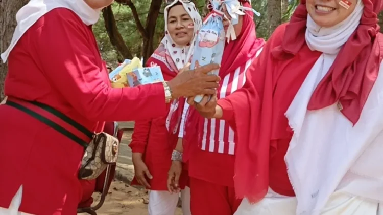 Lansia Grup Renang Kartini TSI Sumenep Semarakkan HUT ke-81 RI